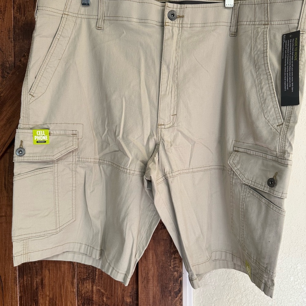 Lee Extreme Motion Men's Tan Cargo Shorts. Size 42 NWT